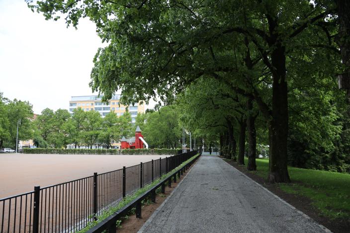 Puistokäytävä Mannerheiminpuistossa. (Kuva: Risto Lahtinen)