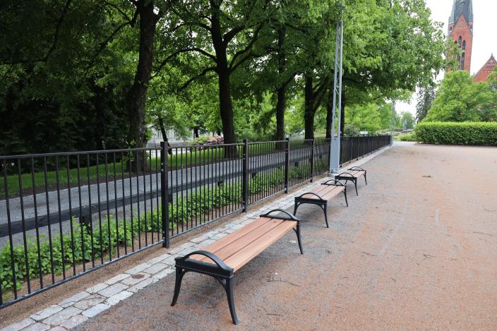 Mannerheiminpuistossa on penkkejä istustuskeluun. (Kuva: Risto Lahtinen)