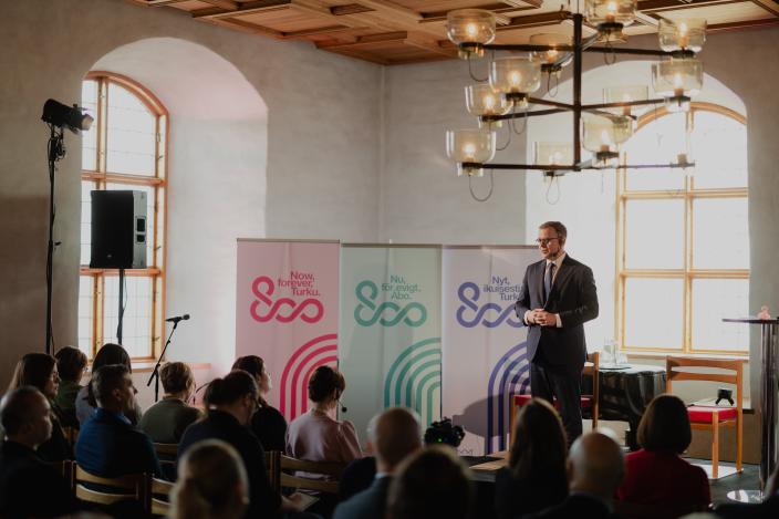 Pääministeri Petteri Orpo pitämässä keynote-puheenvuoroa. (Kuva: Sander Vill)