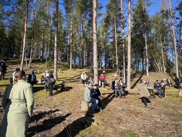 Nuoret tekevät ryhmätöitä metsässä Skanssin biodiversiteettipuistossa. (Kuva: Misa Tuomala)