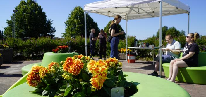 Naapurustokahvit alueolohuone Huudin pihalla.