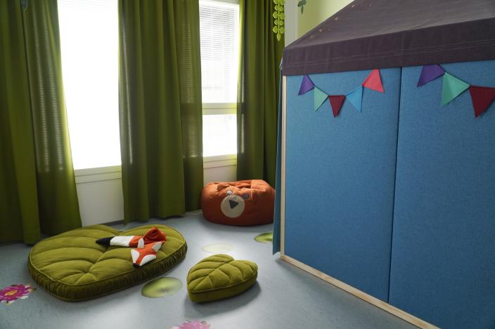 Päiväkotiin rakennettu sininen aistitila, jonka ulkopuolella on pehmoeläimiä.  (Kuva: Teija Murmann)