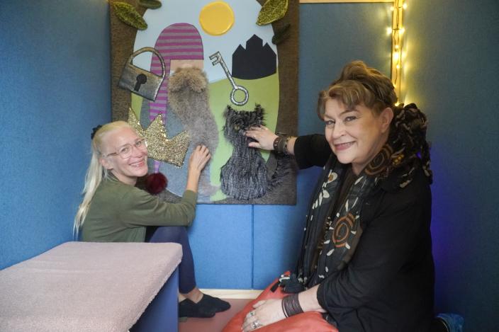 Projektipäällikkö Tiina Vanhanen ja työvalmentaja Tarja Karlsson Koukkarinkadun päiväkodin uudessa aistitilassa. (Kuva: Teija Murmann)