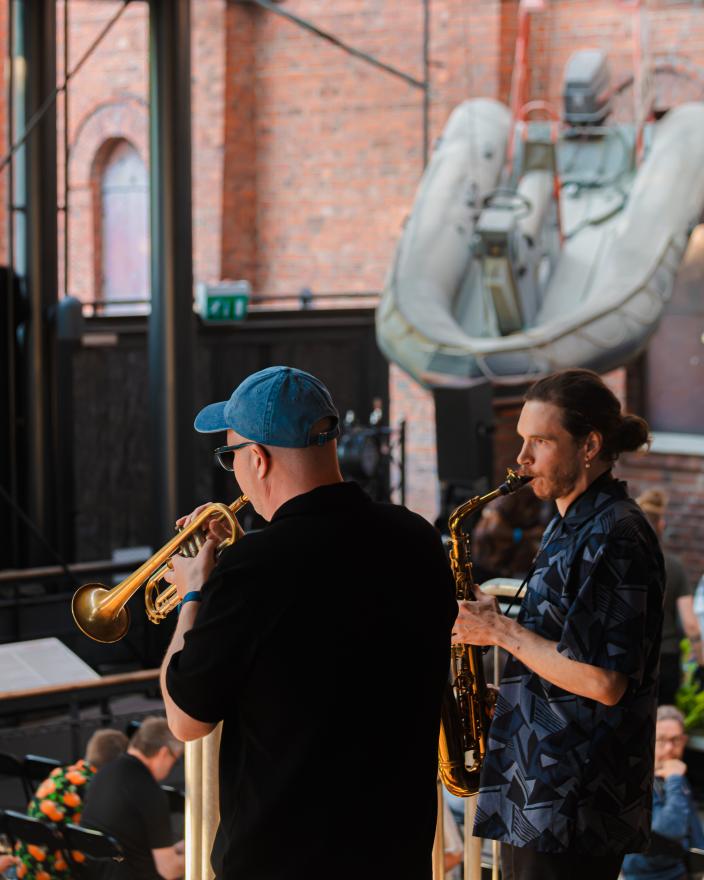 Puhallinsoittajat esiintymässä vanhaan tiilirakennukseen rakennetussa konserttitilassa. (Kuva: Aleks Talve)