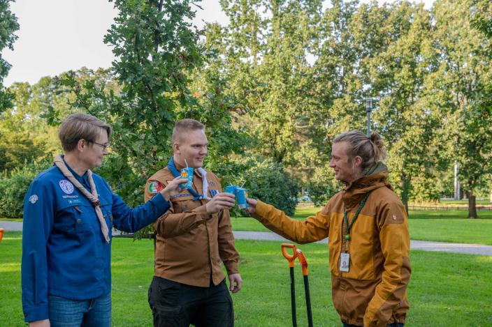 Kuvassa kaupungin edustajaJonne Linna-Aho ja Metsäkävijät skoolaavat tripeillä. (Kuva: Jari Grönroos / Turun metsäkävijät)