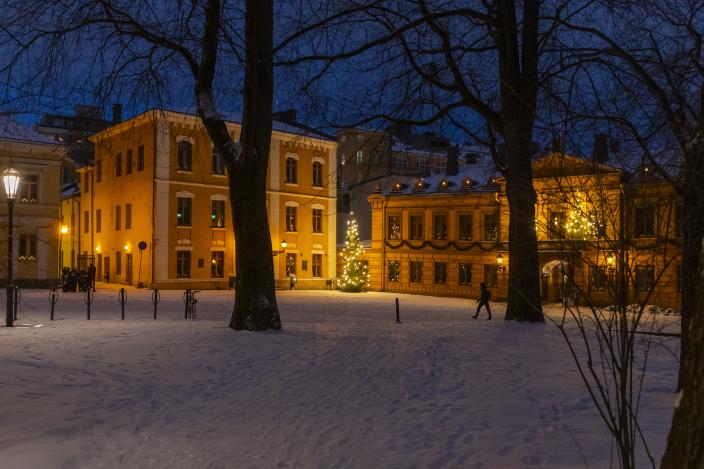 Tunnelmavalaistu Vanha Suurtori talvi-iltana, kun maassa on lunta ja torin kulmassa on valaistu joulukuusi. (Kuva: Timo Jakonen)