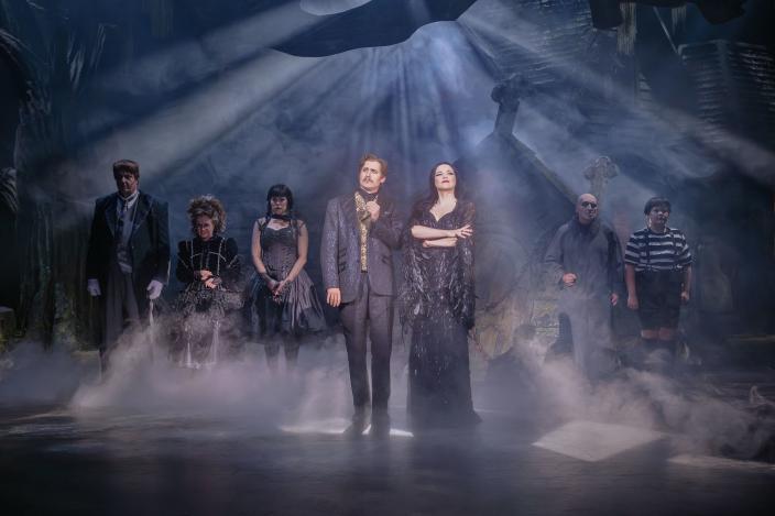 The Addams Family Turun Kaupunginteatterissa 2025. Kuvassa Joel Mäkinen, Mika Kujala, Riitta Salminen, Arne Nylander, Anna-Maija Tuokko (Kuva: Otto-Ville Väätäinen)