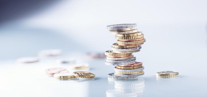 Pieni pino euron kolikoita. (Kuva: Adobe Stock -kuvapankkikuva)