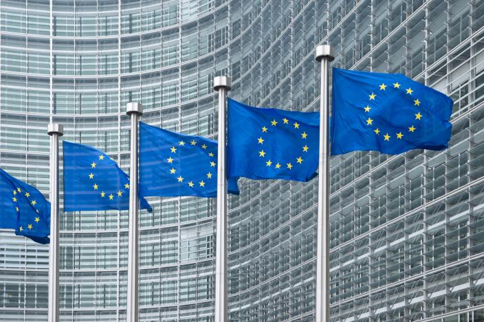 EU-lippuja liehumassa Euroopan Komission edessä. (Kuva: Adobe Stock)