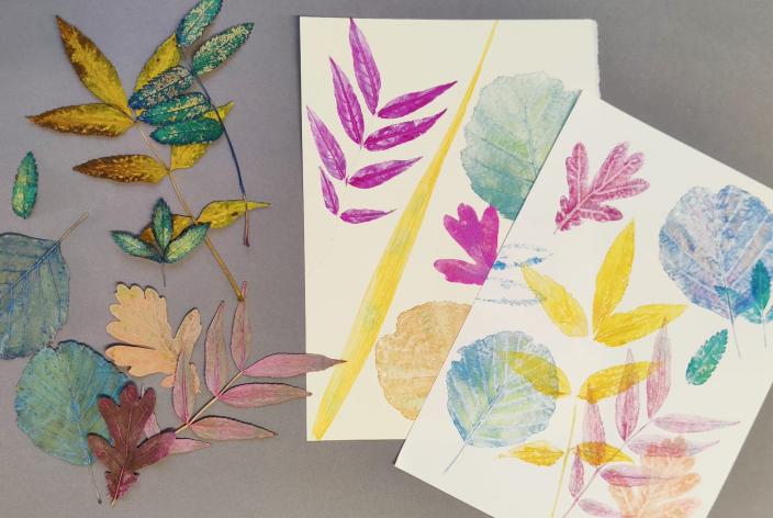 Kuvassa on puunlehtiä ja papereita, joihin painettu puunlehtiä. (Kuva: Tuuli Sunden-Uusimäki)
