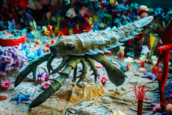 Kuvassa kierrätysmateriaaleista valmistettu rapumainen olento Aikamatka-teoksessa. (Foto: Jussi Virkkumaa)