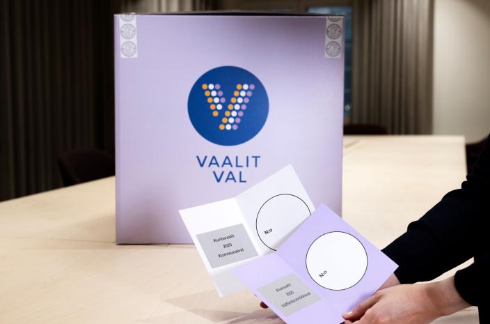 Alue- ja kuntavaalien äänestyslipukkeet ja vaaliuurna (Kuva: Oikeusministeriön kuvapankki)