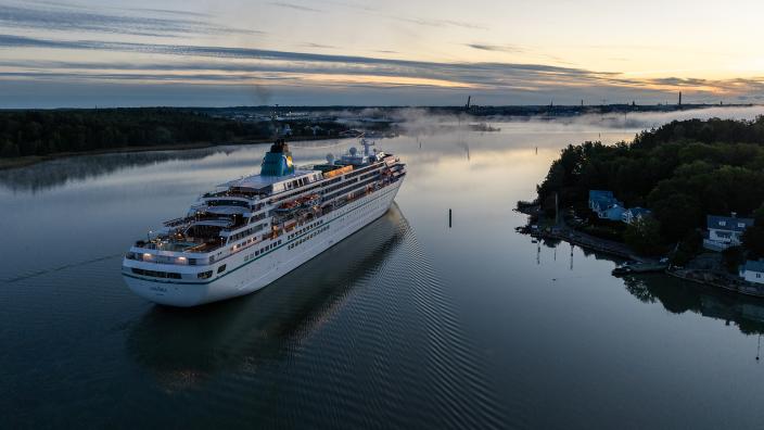 Merellinen kuvituskuva, jossa Amadea-laiva saapuu Turun satamaan. (Kuva: Jarmo Piironen)