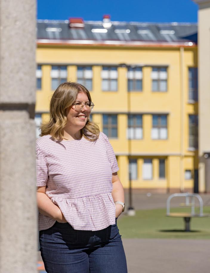 Kuva opettaja Amanda Nurmesta Nummen koulun pihalla. (Kuva: Linda Svarfvar)