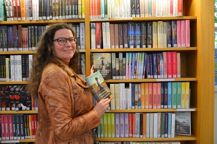 Ann-Christin Antell vuoden 2025 kulttuuriturkulainen pääkirjastossa (Kuva: Noora Yrttiaho)