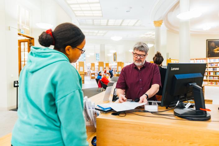 Kunden på huvudbiblioteket. (Foto: Heikki Räisänen)
