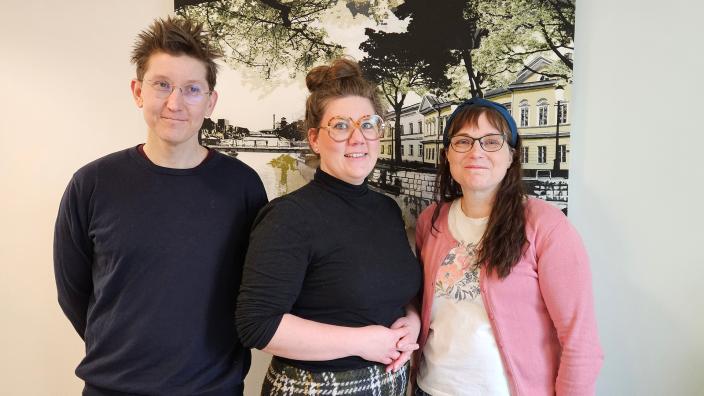 Kuvassa näkyy Ote-säätiön asumisneuvojat. Kuvassa vasemmalta oikealle: Emil Brådd, asumisneuvoja, Anna Poikkijoki, asumisneuvoja/tiimivastaava, Veera Larjama, asumisneuvoja. (Kuva: Tanja Vanharanta)