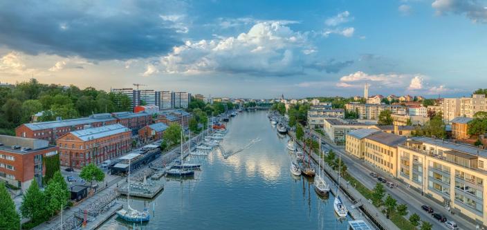 Ilmakuva aurajosta kevätillan valossa (Kuva: A1 Media, Mika Kurkilahti)