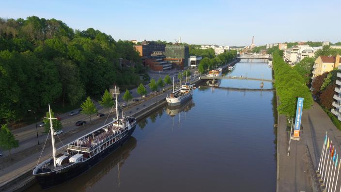 Ilmakuva jossa näkyy Aurajoki, ravintolalaivoja, Kaupunginteatteri ja Teatterisilta. (Kuva: Janne Mustonen)