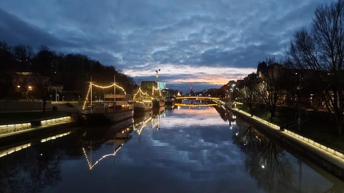 Aurajoki ja ravintolalaivoja pimeässä illassa. (Kuva: Päivi Autere)