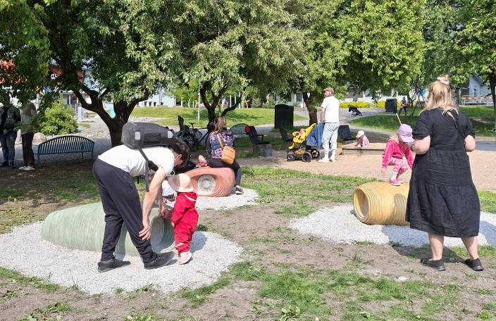 lapsia kiipeilee taideteoksen päällä (Kuva: Susanne Nieminen)