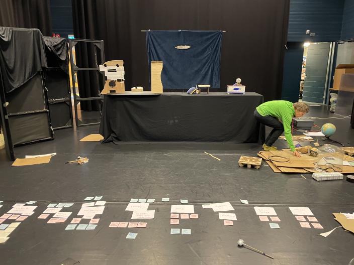 salin lattialla papereita ja ihminen kyyryssä (Kuva: Eve Mäkitalo)