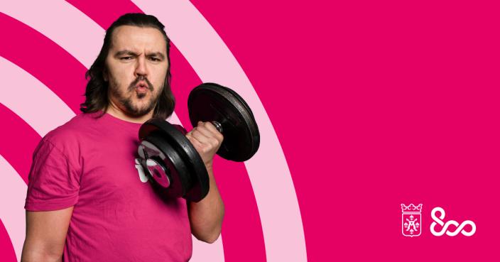 Kuntoilija nostaa painoja.  (Kuva: KMG)