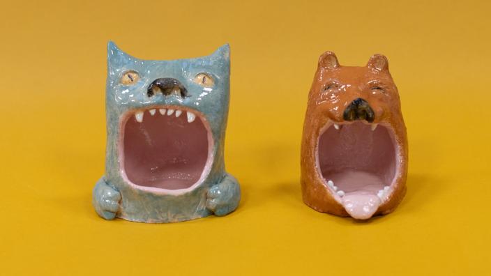 kaksi savesta muovattua eläintä suuret suut avoinna (Kuva: De)