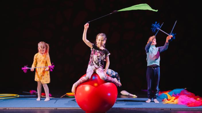 lapsia sirkustelemassa (Kuva: Denisse Islas)