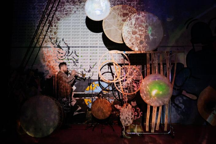 Muusikko soittaa trumpettia teatterin lavasteissa. (Kuva: Reino Koivula)