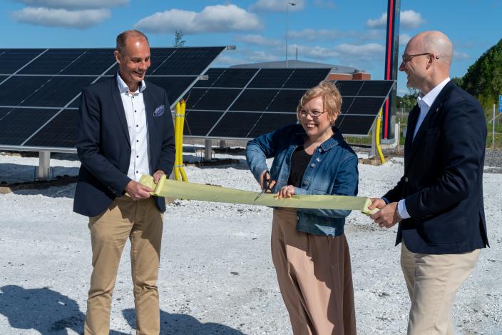Pormestari Piia Elo avaa Bayerin uuden aurinkovoimalan yhdessä Bayerin Suomen toimitusjohtaja Tomi Penttilän ja Turku Energian myyntijohtajan Harri Salon kanssa. (Kuva: Antero Lynne)