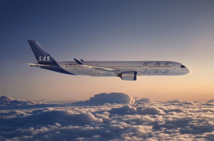 SASin lentokone pilvien yläpuolella auringon kajastuksessa. (Kuva: SAS)