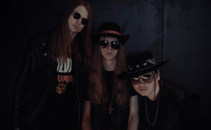 Kuvassa on kolme nuorta, joilla on aurinkolasit silmillä. Kahdella heistä on myös hattu päässä. (Kuva: Turun kaupunki)