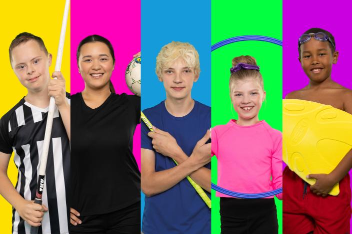 Kuvassa viisi lasta, joilla on liikuntaväline kädessä. 