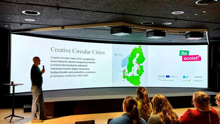 CCC-projektin loppuseminaari, kuvassa projektikoordinaattori Emil Kusnetsoff esittelee tarkemmin kolmivuotista projektia. (Picture: Julia Innilä)