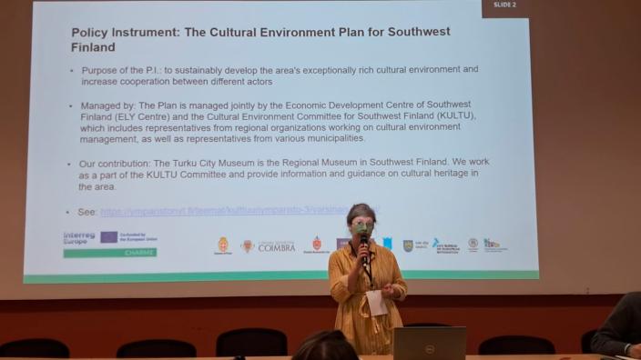 Henna Ylänen esittelemässä Varsinais-Suomen kulttuuriympäristöohjelman kehittämistä CHARME-hankkeen tapaamisessa. (Kuva: Tuija Alihaanperä)