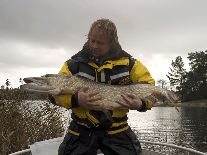 Hans-Christian Berg veneessä iso hauki sylissään. (Kuva: HC Berg)