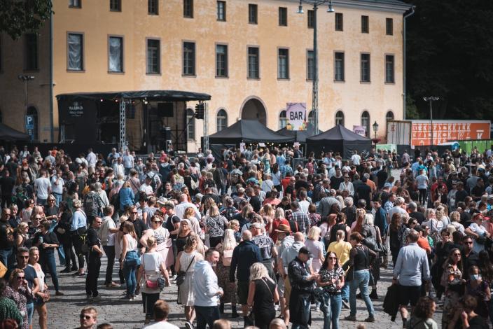 Väkijoukko seuraamassa esitystä DBTL:ssä. (Kuva: Valtteri Hentilä)