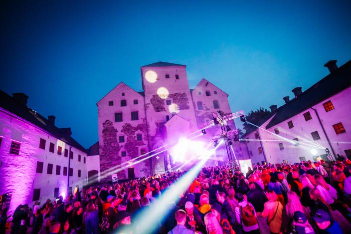 Kuva Kesärauha -festivaalin elektrolinnasta (Kuva: Jussi Virkkumaa)