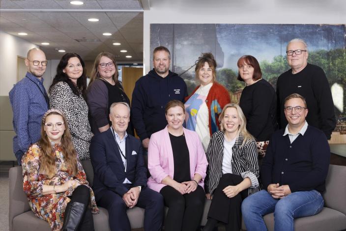 Ryhmäkuva henkilöistä, jotka kuuluvat elinvoiman yhteisvaikuttavaan johtoryhmään. (Kuva: Suvi Elo)