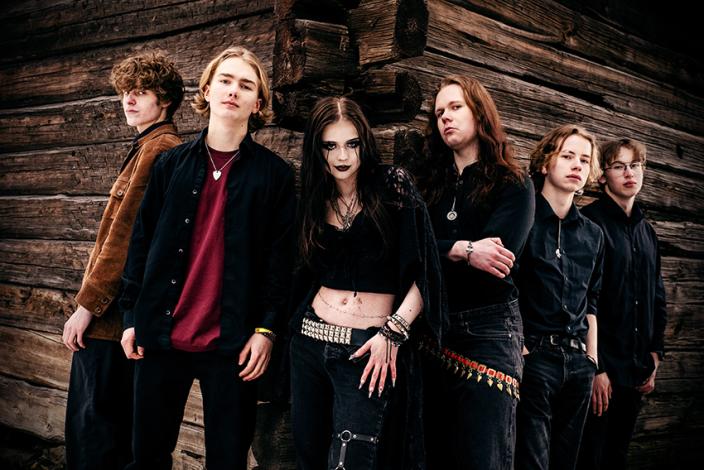 Tummiin pukeutuneita nuoria tuimat ilmeet kasvoilla. (Kuva: Juha Kurri)