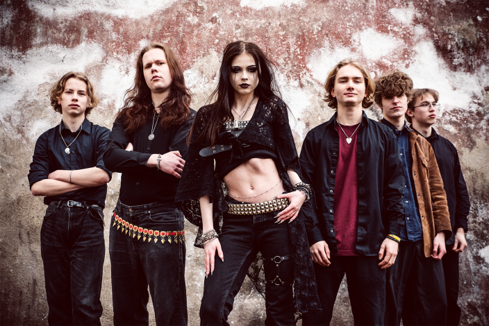 Kuvassa seisoo kuusi nuorta rivissä. (Kuva: Turun kaupunki)