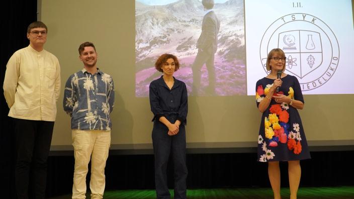 TSYKin luonnontiedelukion 30-vuotisjuhlassa lavalla puhujavieraat Taneli Satomaa, Niko Johansson, Maija Tammi ja apulaisrehtori Virpi Lieri. (Kuva: Hannele Sivonen)