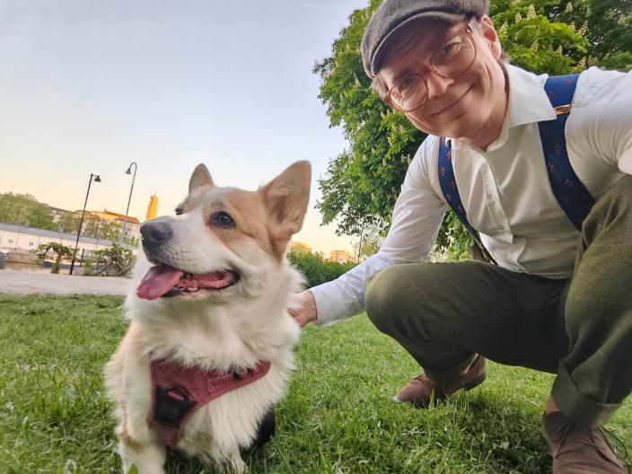 Esko Pettay nurmikolla koiran kanssa (Kuva: Esko Pettay)