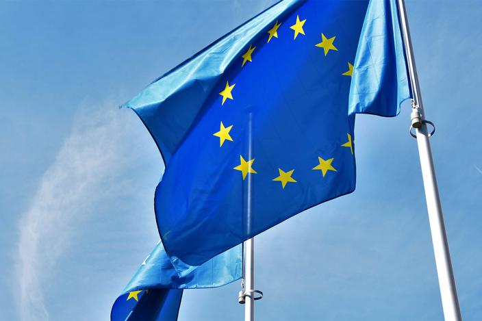 EU:n lippu liehuu tangossa.