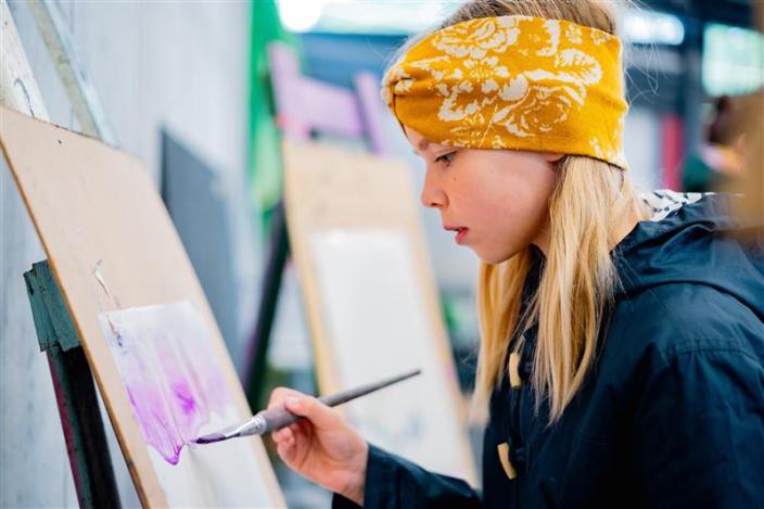 lapsi maalaa  (Picture: Hannu Aaltonen)