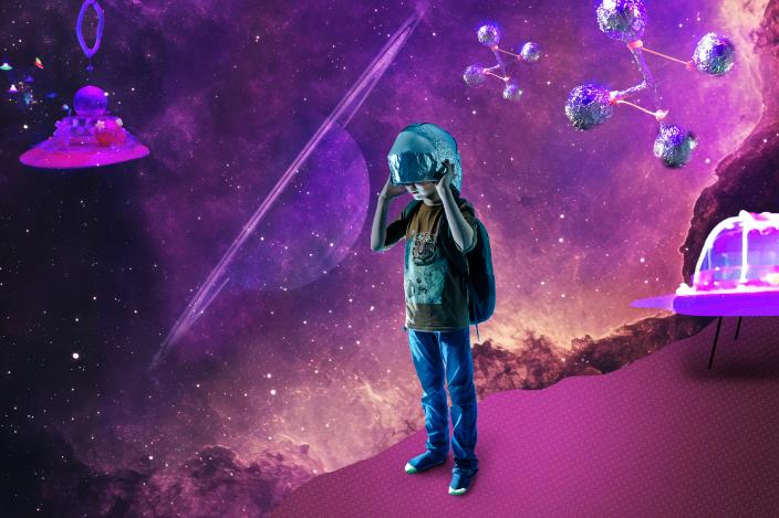 Lapsi kuvitteellisessa avaruudessa astronauttikypärä päässä. (Kuva: Denisse Islas)
