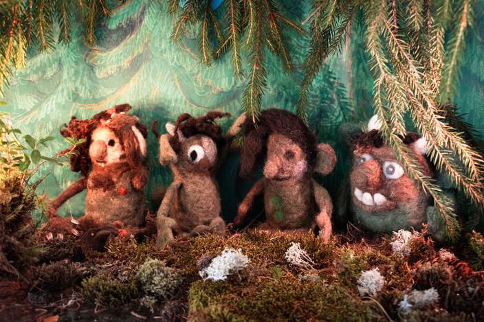 Huovutettuja peikkoja sammaleen ja kuusenoksien keskellä. (Kuva: Lastenkulttuurikeskus Färi)