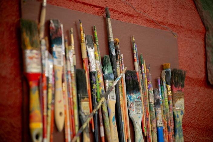 Rivissä käytettyjä, taulujen maalaamiseen ja askarteluun tarkoitettuja siveltimiä. (Picture: Fendari)