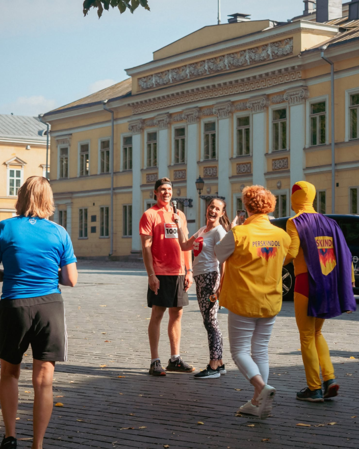 Haastattelija haastattelemassa tapahtuman järjestäjää Pekka Hyysaloa. (Kuva: FightBack Run)